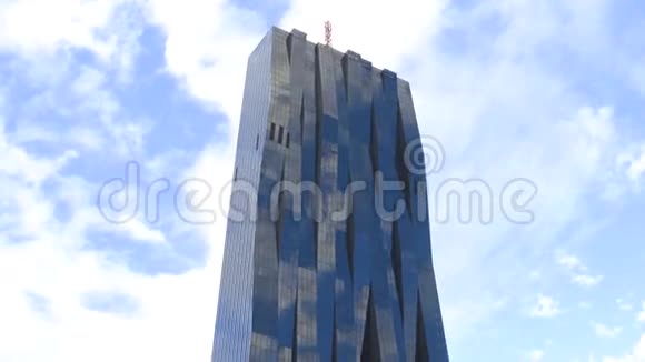 多拿城楼高垂映云蓝天奥地利维也纳现代办公楼4K视频视频的预览图