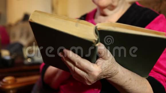 老年妇女在看书视频的预览图