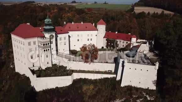 鸟瞰波兰克拉科夫附近的历史城堡PieskowaSkala视频的预览图