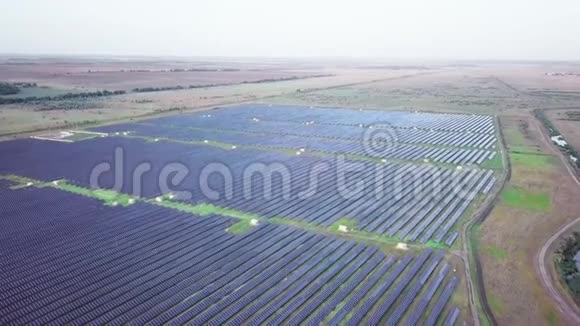 4太阳电池板的鸟瞰农场太阳能电池与阳光无人机飞行飞越太阳能电池板领域可再生绿色视频的预览图