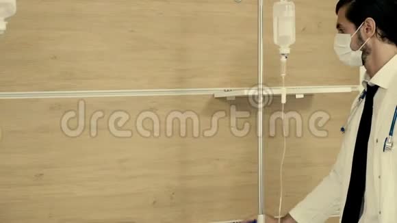 医生照顾一个睡在病床上的病人视频的预览图