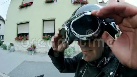 带上摩托车司机戴上防护眼镜视频的预览图