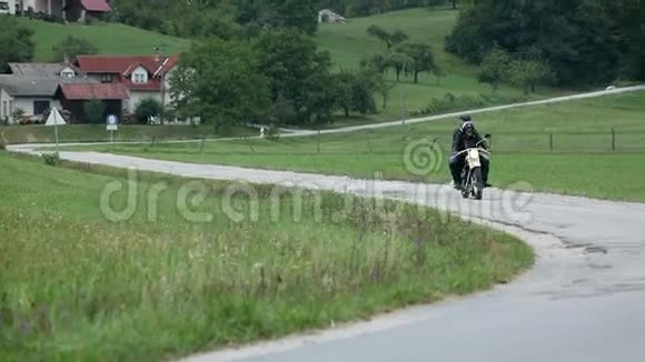 在美丽的风景中行驶的复古摩托车情侣视频的预览图