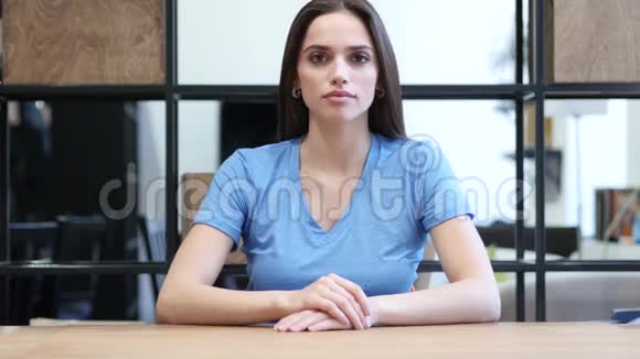 女人展示沉默的姿态办公室室内年轻视频的预览图