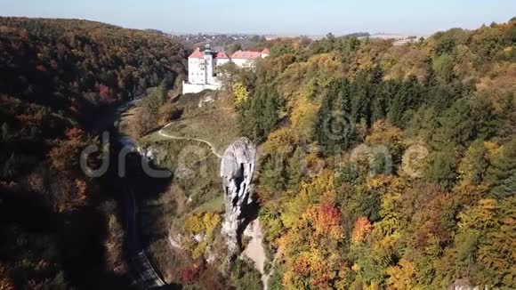 鸟瞰波兰克拉科夫附近的历史城堡PieskowaSkala视频的预览图