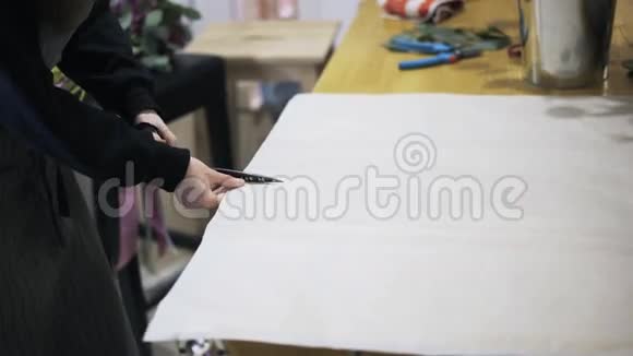 女花店在书桌上用剪刀剪纸张视频的预览图