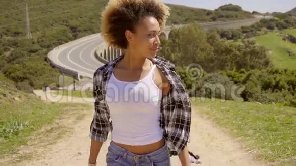 愤怒的女性走在土路上视频的预览图