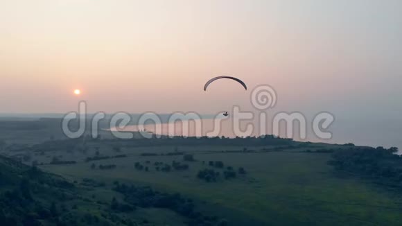 空中滑翔伞训练的人空中滑翔伞视频的预览图