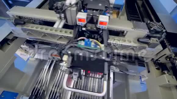 工业现代机器生产电子电路板视频的预览图