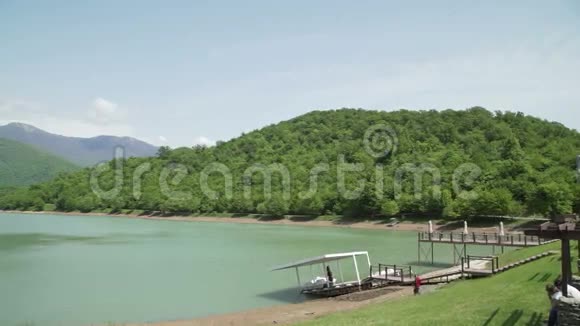 美丽的山湖度假胜地和水疗中心景观视频的预览图