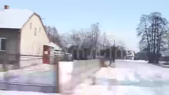 波兰郊区冬季从火车窗口看到的风景4K视频视频的预览图