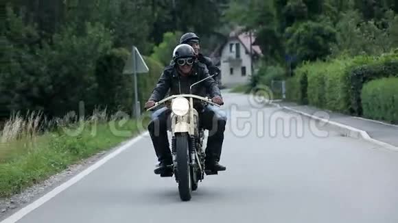 一男一女骑着复古摩托车在街上超速行驶视频的预览图