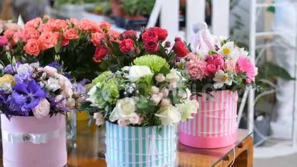 花店在橱窗上有很多花束来自型玫瑰花型时尚视频的预览图