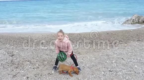 小女孩带着小狗走视频的预览图