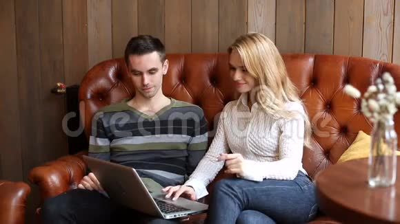 男人和女人在网上购物视频的预览图