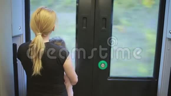 移民母亲和女儿在火车的窗户里寻找视频的预览图