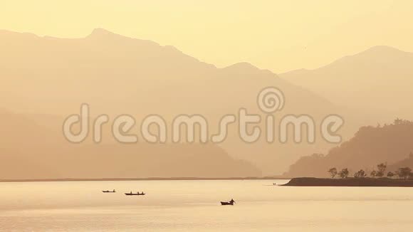 渔夫船日落湖喜马拉雅山视频的预览图