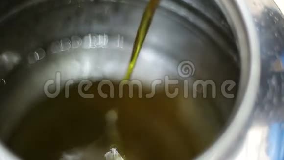 在铬油槽中加入橄榄油视频的预览图