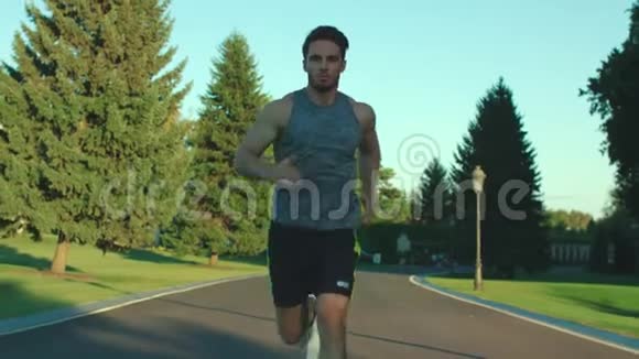 运动员在城市公园跑步户外有氧训练体育生活视频的预览图