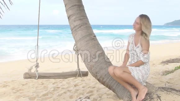 泰国妇女坐在安达曼海和海洋海滩的木凳上放松视频的预览图
