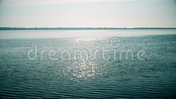 太阳在河流或湖泊水面上闪耀视频的预览图