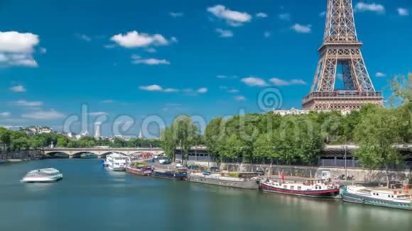 埃菲尔铁塔从巴黎塞纳河上的桥上经过视频的预览图