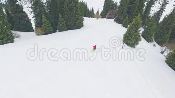 冬季在山上滑雪者骑马的鸟瞰镜头视频的预览图