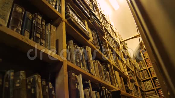 旧图书馆的书架上有很多书视频的预览图