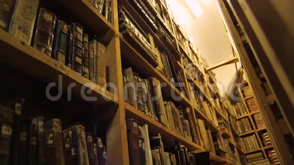 旧图书馆的书架上有很多书视频的预览图