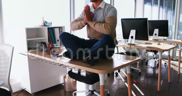 男性高管在办公室做瑜伽视频的预览图