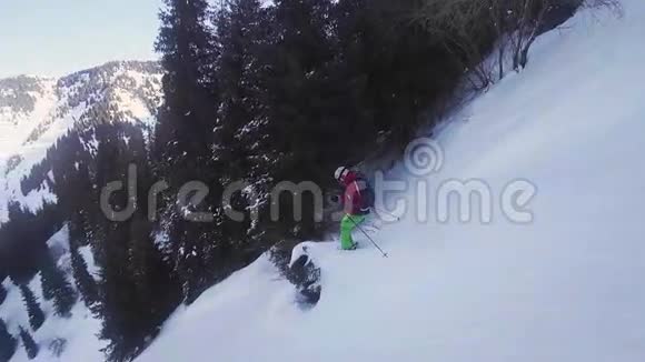 冬季滑雪者从山上的树上跳下的脚印视频的预览图