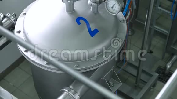 现代工厂内部的冷却系统视频的预览图