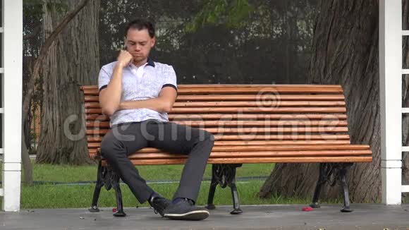 孤独的人独自坐着视频的预览图