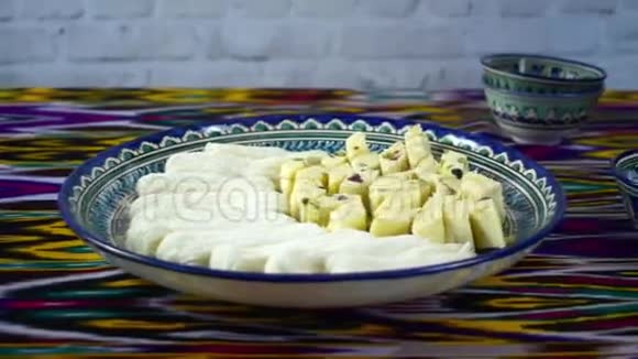 乌兹别克斯坦中心亚洲咖啡馆用手将茶倒入陶瓷碗中视频的预览图