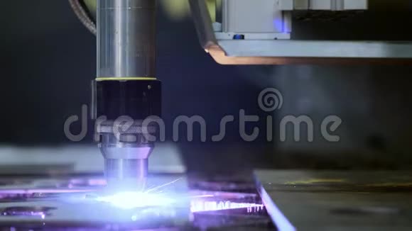 工业机器人激光切割机以极高的精度切割金属零件就像刀穿过黄油一样视频的预览图