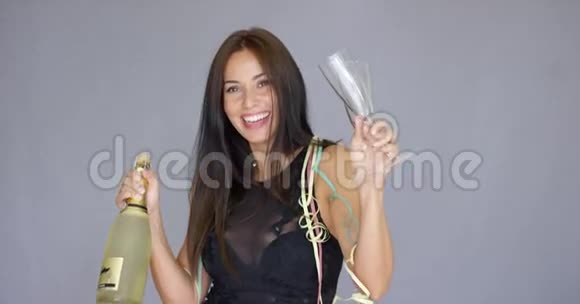 欢笑活泼的女人庆祝新年视频的预览图