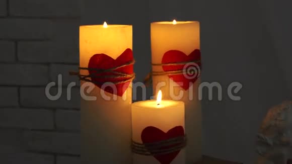 三盏蜡烛灯的浪漫镜头视频的预览图