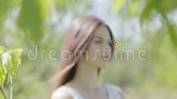 年轻漂亮的女人满枝绿叶视频的预览图