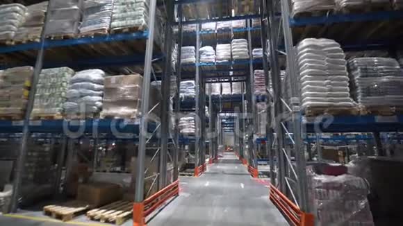 摄像机在仓库的调色板和订购的货物和材料之间移动视频的预览图