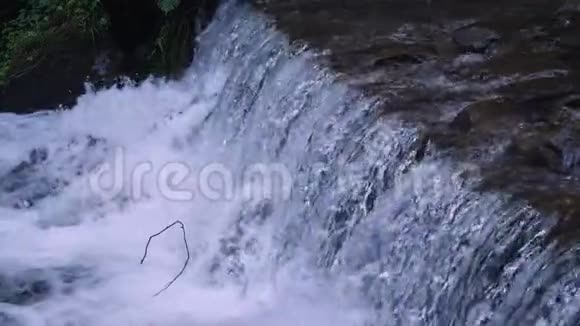 快速流淌的山河慢动作视频的预览图