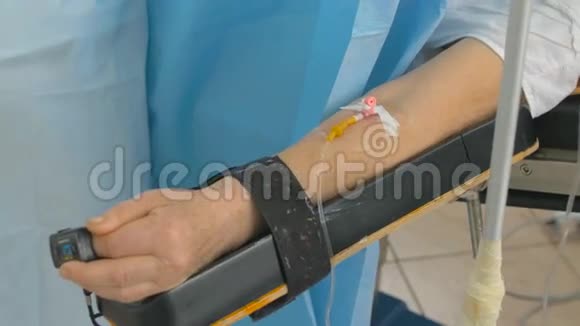 病人手中有输液注射器手术中无法辨认的病人视频的预览图
