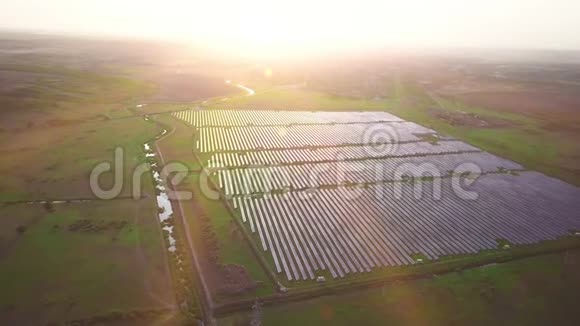 4太阳电池板的鸟瞰农场太阳能电池与阳光无人机飞行飞越太阳能电池板领域可再生绿色视频的预览图