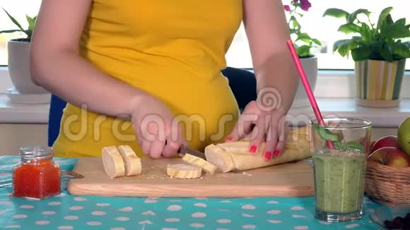 孕妇肚子和手切面包用鱼子酱准备面包视频的预览图