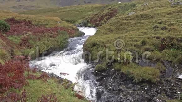 奎林山口公路瀑布苏格兰斯凯岛视频的预览图