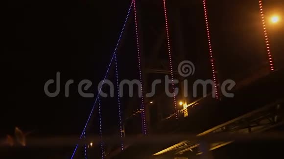 灯光桥的夜景视频的预览图