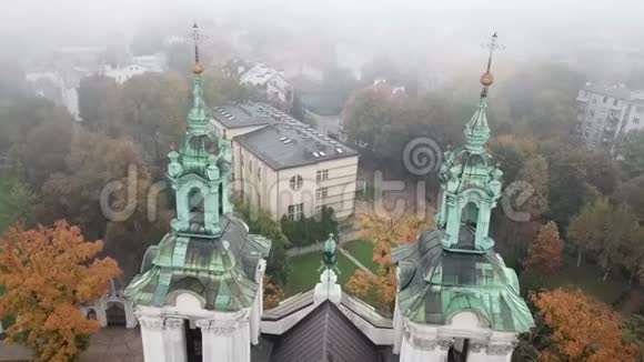 克拉科夫薄雾笼罩着小镇视频的预览图