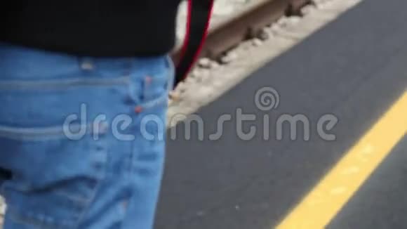 步行男子靠近铁路视频的预览图