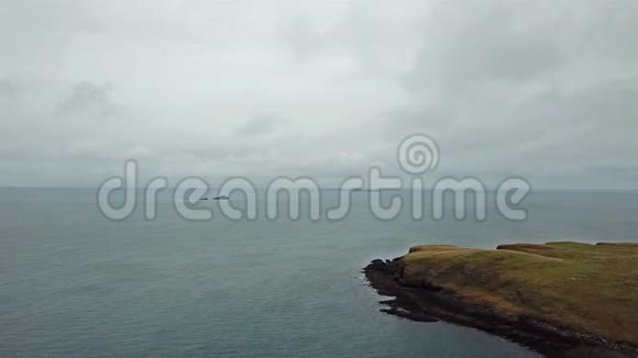 在苏格兰基尔穆尔的北西斯凯海岸上空飞行视频的预览图