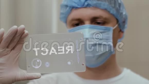 医生使用平板电脑和文字反应视频的预览图