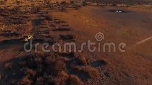 越野车骑在纳米比亚沙漠视频的预览图